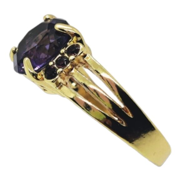 Womens Gold Tone Ring Size 8 Round Cut Solitaire Purple Rhinestone with Accents - Picture 6 of 6